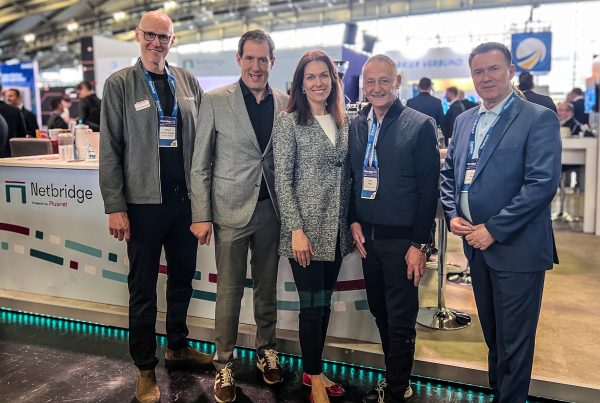 Das Bild zeigt die Stiegeler Geschäftsführung und die Vertreter von Plusnet am Messestand von Plusnet bei den Fiberdays 2026.