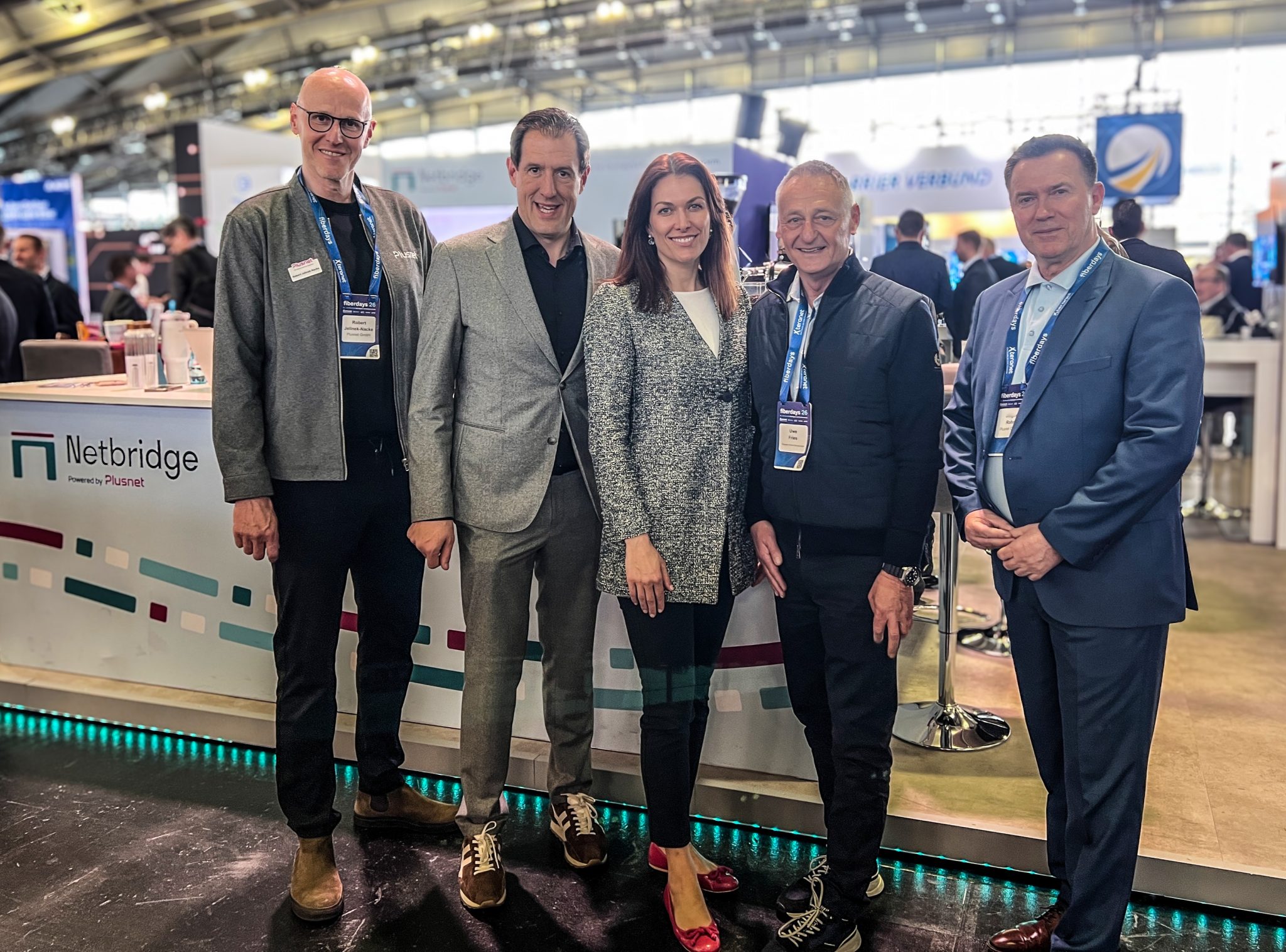 Das Bild zeigt die Stiegeler Geschäftsführung und die Vertreter von Plusnet am Messestand von Plusnet bei den Fiberdays 2026.