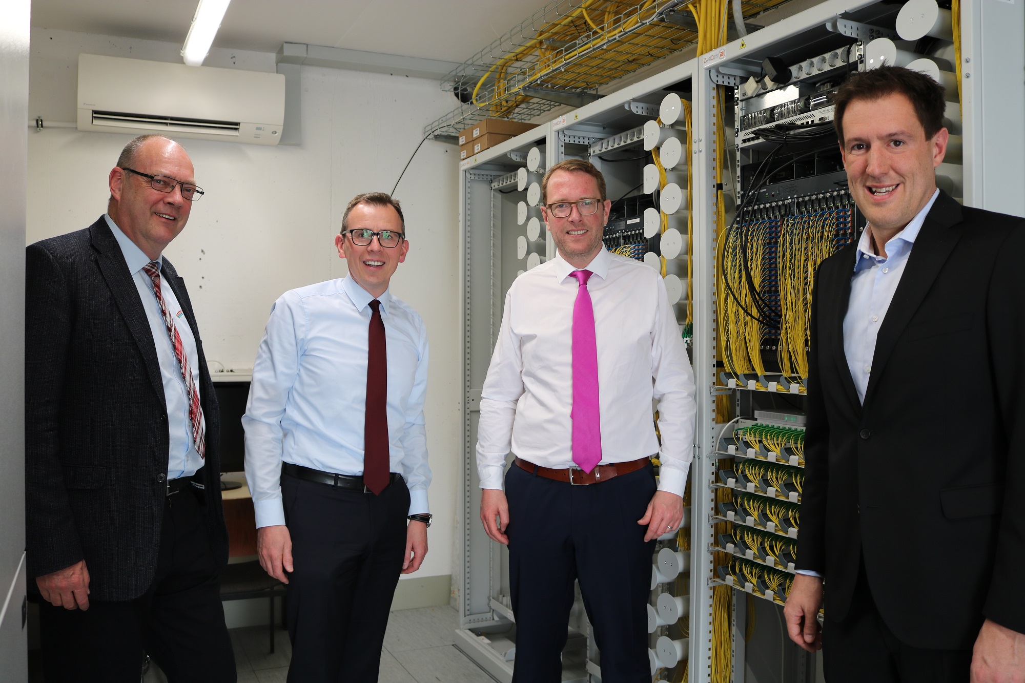 Der niedersächsische Staatssekretär für Digitales, Stefan Muhle, überzeugt sich im Schwarzwald-Baar-Kreis vom vorzeigbaren Ausbau einer zukunftsweisenden Glasfaser-Infrastruktur.