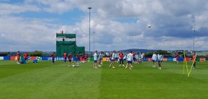 Fuballfeld mit Spielszenerie
