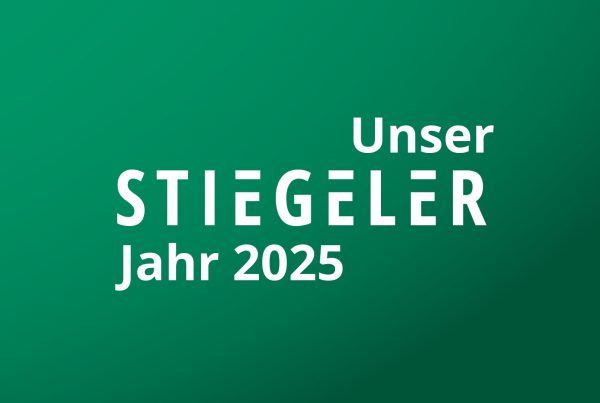 Ein grüner Hintergrund mit weißem Schriftzug; Text: "Unser Stiegeler Jahr 2025"