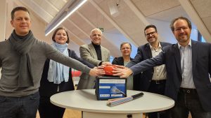 Feierliche Inbetriebnahme mit sechs Vertretern die den symbolischen Start-Button drücken