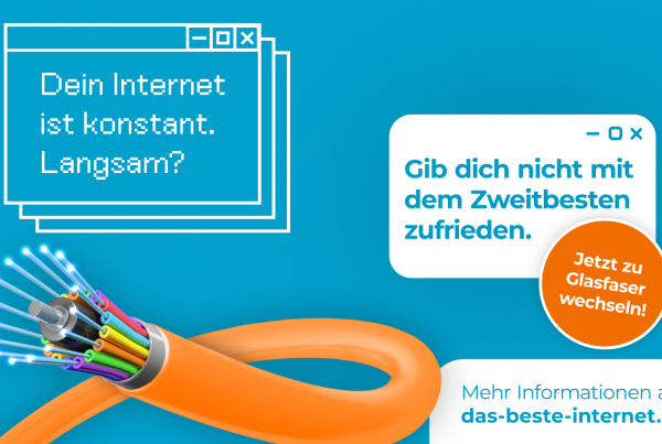 Grafik aus der Glasfaserkampagne des Bundes: Ein orangefarbener Glasfaser-Kabelverbund auf blauem Hintergrund, dazu der Text: "Dein Internet ist konstant. Langsam? - Gib dich nicht mit dem Zweitbesten zufrieden. Jetzt zu Glasfaser wechseln. Mehr Informationen auf das-beste-internet.de"
