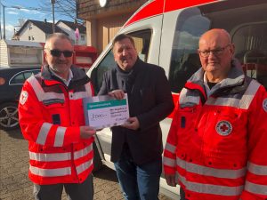 Preisübergabe von Stiegeler Mitarbeiter an Kampagnen Gewinnerverein