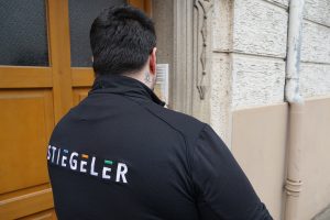 Mitarbeiter von Stiegeler klingelt an Haustüre bei D2D-Vertrieb