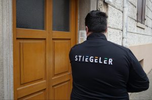 Mitarbeiter von Stiegeler klingelt an Haustüre bei D2D-Vertrieb