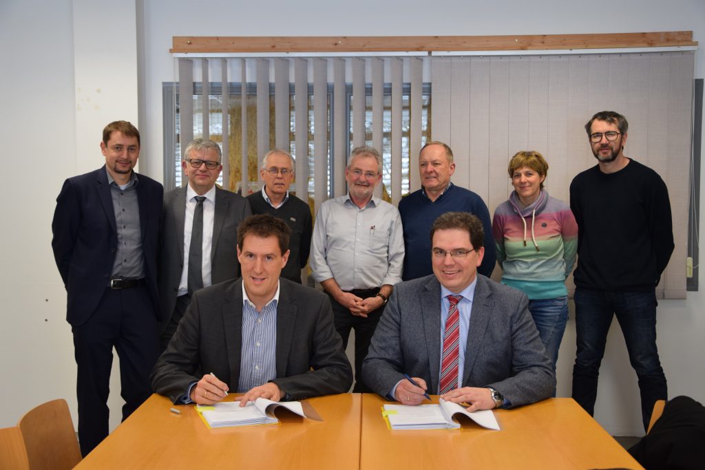 Felix Stiegeler unterzeichnet Vertrag für den Betrieb des Glasfasernetzes der Stadt Löffingen