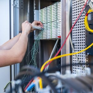 Blick in einen Technikstandort mit vielen Kabeln
