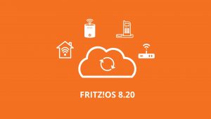 Das Bild zeigt eine Grafik zum Update FRITZ!OS 8.20 für die FRITZ!Box in weiß auf orangefarbenen Hintergrund. Über Symbole wie ein Telefon, ein Router etc., die ein Update-Symbol umgeben, ist grafisch dargestellt, dass das Update neue Funktionen für Geräte im Heimnetzwerk enthält.