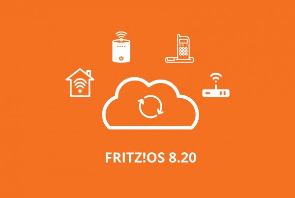 Das Bild zeigt eine Grafik zum Update FRITZ!OS 8.20 für die FRITZ!Box in weiß auf orangefarbenen Hintergrund. Über Symbole wie ein Telefon, ein Router etc., die ein Update-Symbol umgeben, ist grafisch dargestellt, dass das Update neue Funktionen für Geräte im Heimnetzwerk enthält.
