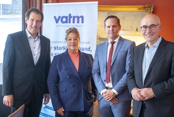 Geschäftsführer Felix Stiegeler mit Vertretern des VATM-Präsidiums beim Parlamentarischen Mittagessen in Berlin.