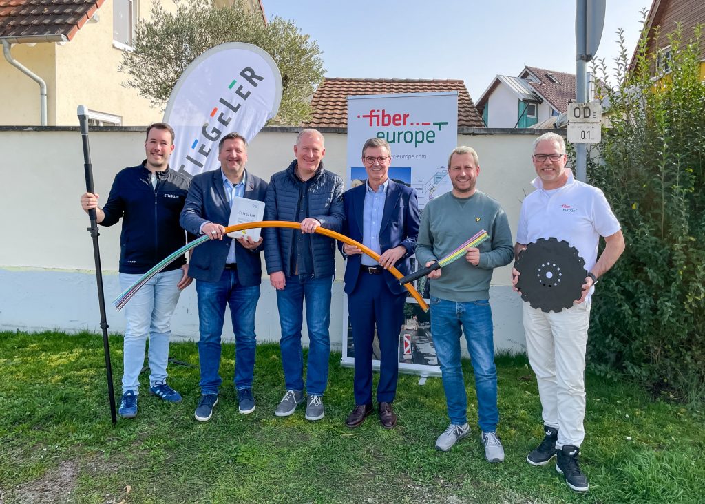 Vertreter von Stiegeler, der Gemeinde und der ausführenden Baufirma beim Pressetermin für den bevorstehenden Baustart für den Glasfaserausbau.