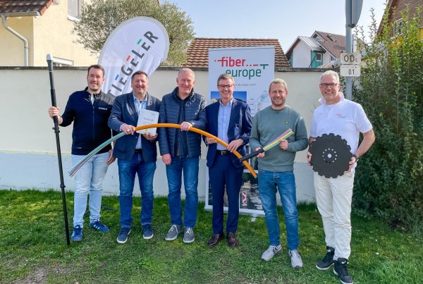 Vertreter von Stiegeler, der Gemeinde und der ausführenden Baufirma beim Pressetermin für den bevorstehenden Baustart für den Glasfaserausbau.