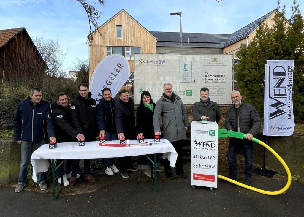 Vertreter der Gemeinde, des Landkreises, der Netzebetreiber und der beteiligten Baufirmen nehmen das Glasfasernetz in Unterlengenhardt mit dem symbolischen Knopfdruck in Betrieb.