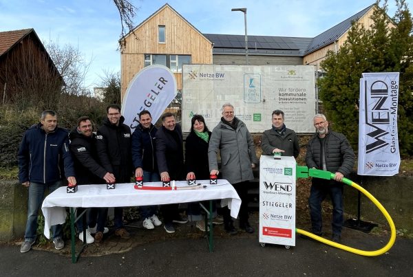 Vertreter der Gemeinde, des Landkreises, der Netzebetreiber und der beteiligten Baufirmen nehmen das Glasfasernetz in Unterlengenhardt mit dem symbolischen Knopfdruck in Betrieb.