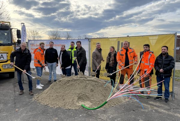 Felix Stiegeler, Bürgermeister Patrick Becker sowie weitere Vertreter von Stiegeler, der Gemeinde und der Baufirma eröffnen den Glasfaserausbau in Ballrechten-Dottingen mit dem Spatenstich.