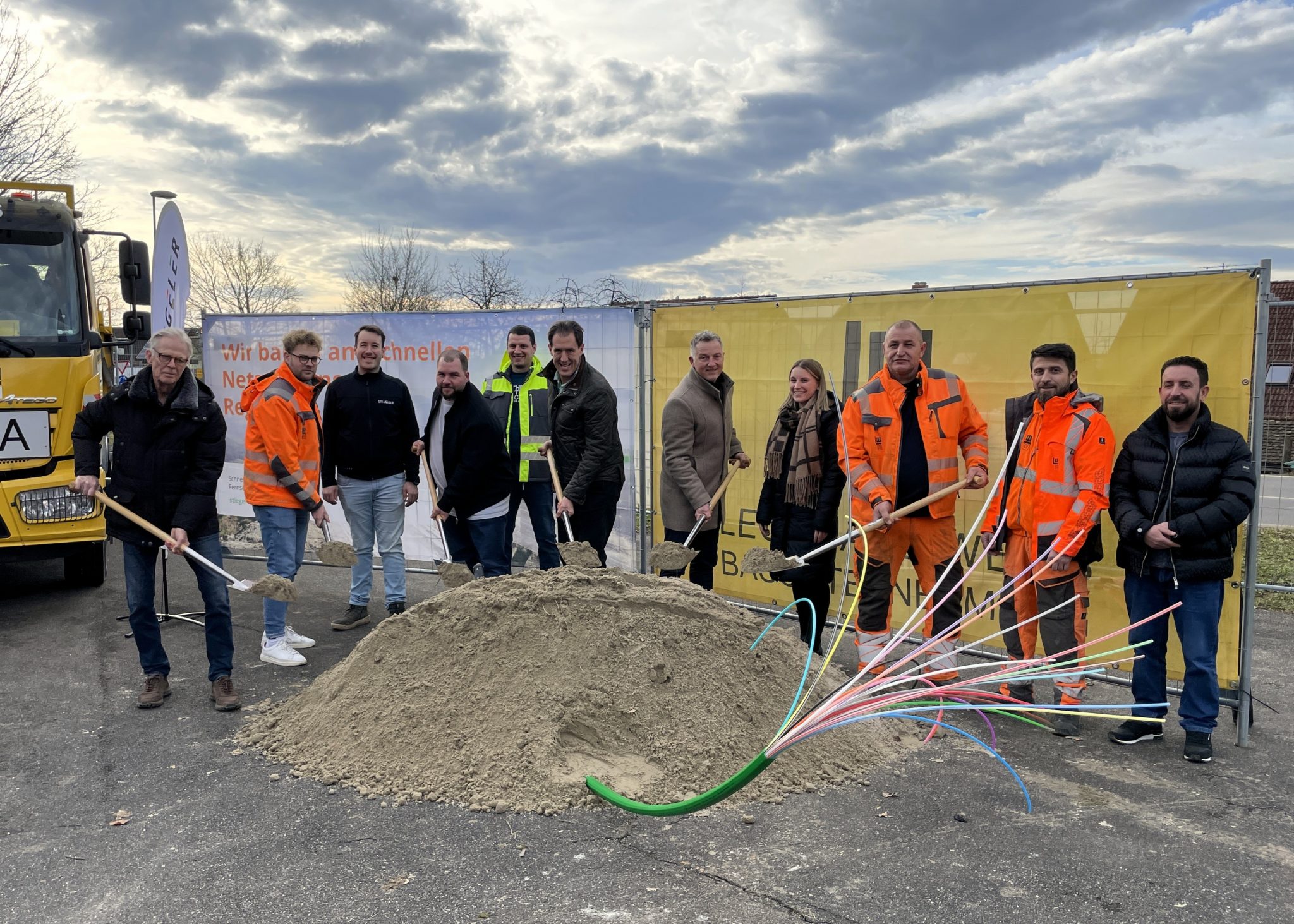 Felix Stiegeler, Bürgermeister Patrick Becker sowie weitere Vertreter von Stiegeler, der Gemeinde und der Baufirma eröffnen den Glasfaserausbau in Ballrechten-Dottingen mit dem Spatenstich.