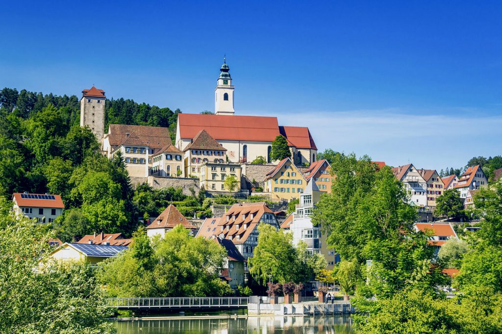 Ein Blick auf die Stadt Horb am Neckar vom Fluss aus gesehen.