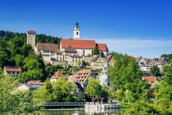 Ein Blick auf die Stadt Horb am Neckar vom Fluss aus gesehen.