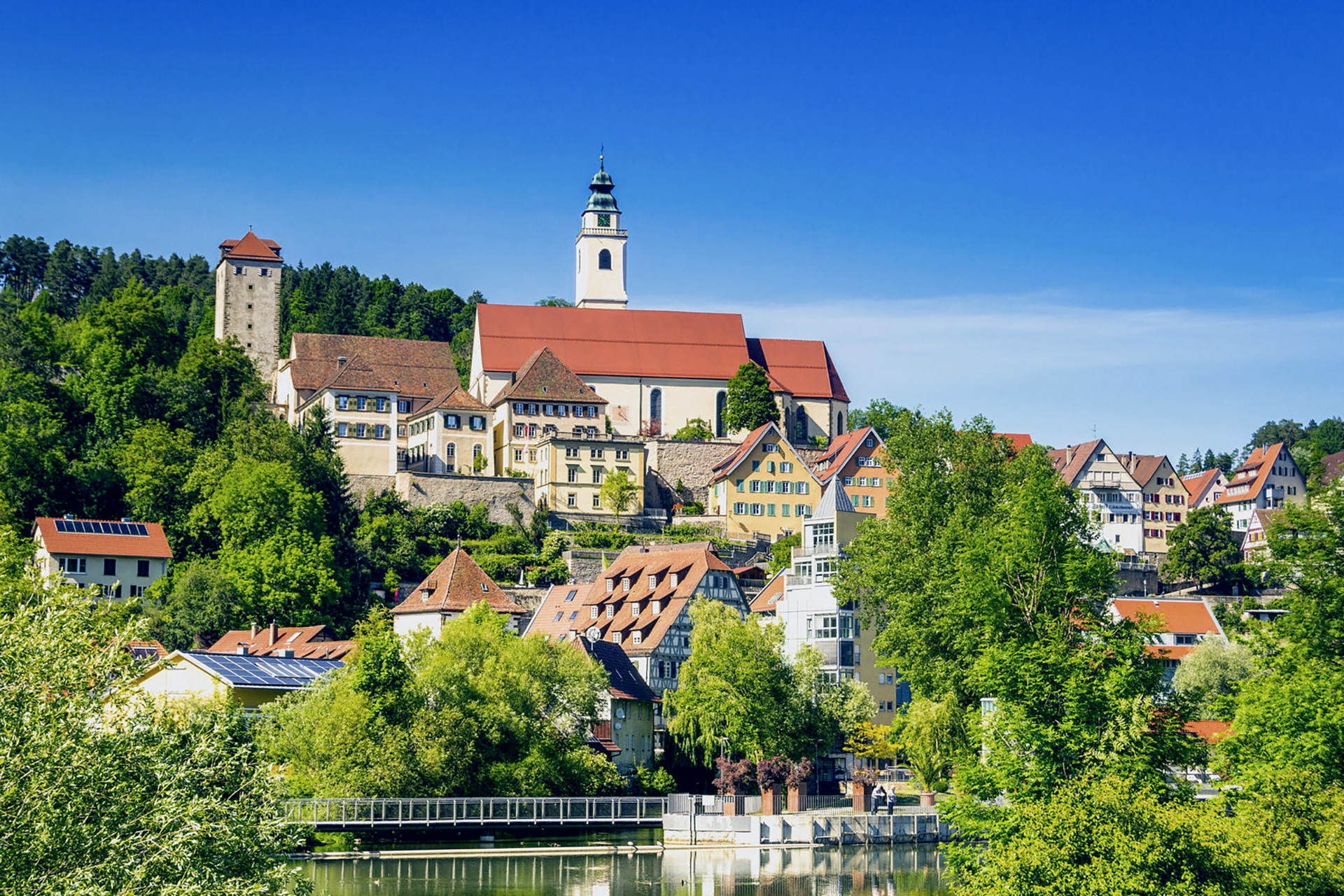 Ein Blick auf die Stadt Horb am Neckar vom Fluss aus gesehen.