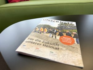 Neue Ausgabe Unser Netz liegt auf einem Tisch