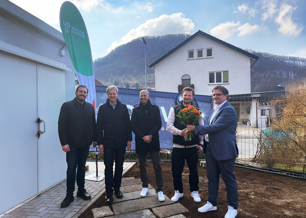Stiegeler feiert zusammen mit Vertretern der Gemeinde, der Baufirma und der UGG die Inbetriebnahme des Glasfasernetzes.