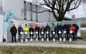 Symbolischer Spatenstich für Glasfaserverlegung mit Vertretern