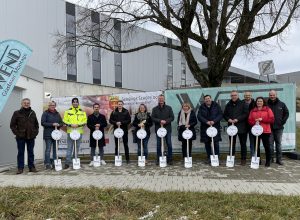 Symbolischer Spatenstich für Glasfaserverlegung mit Vertretern