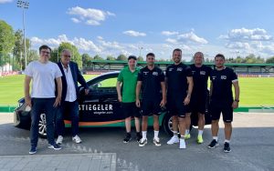 Vertreter von FC 08 Villingen und Stiegeler stehen vor dem Stadion des Fußballvereins