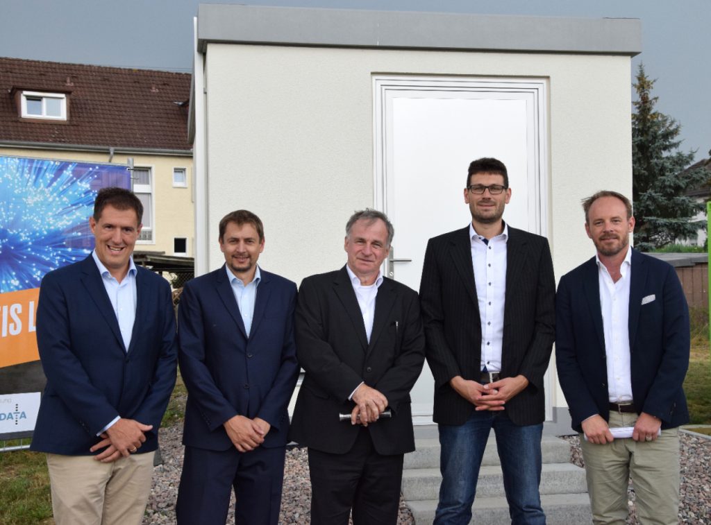 Die Verantwortlichen für den Bau des neuen Glasfasernetzes im Landkreis Lörrach bei der Inbetriebnahme des Backbones