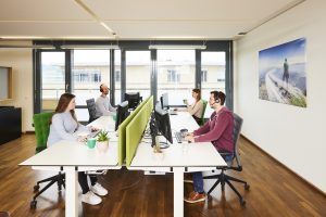 Vier Stiegeler Mitarbeiter im Kundenservice mi Headset