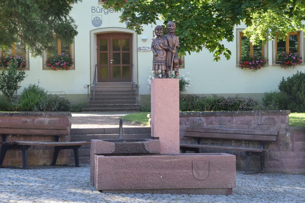 Der Narrenbrunnen steht auf dem Dorfplatz inmitten von Hubertshofen, einem Ortsteil von Donaueschingen
