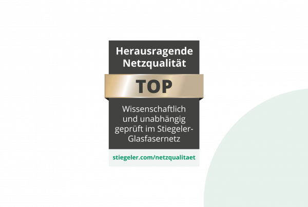 Ein Siegel mit der Aufschrift: "Top: Herausragende Netzqualität - wissenschaftlich und unabhängig geprüft im Stiegeler-Glasfasernetz. stiegeler.com/netzqualitaet"