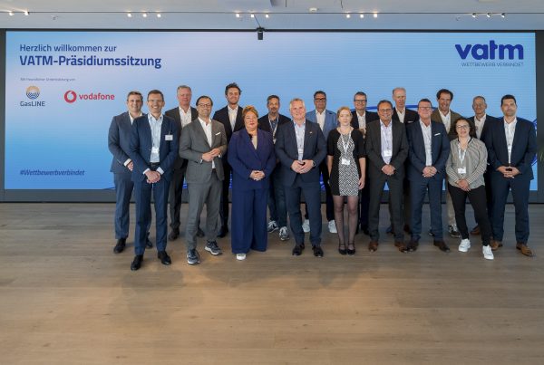 Ein Gruppenfoto der neu gewählten Mitglieder des VATM-Präsidiums.