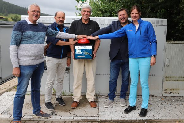 Vertreter der Gemeinde, des Zweckverbands und des Netzbetreibers Stiegeler drücken symbolisch auf einen roten Knopf, um das Glasfasernetz in Betrieb zu nehmen.