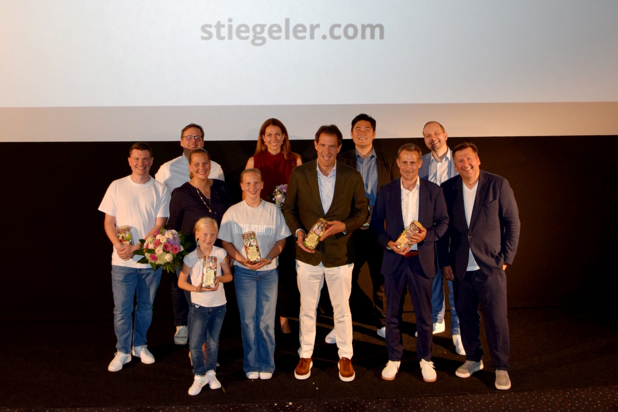 Die Stiegeler Geschäftsführung, das Film-Team und die Darsteller präsentieren den neuen Stiegeler Markenfilm auf der großen Kinoleinwand.
