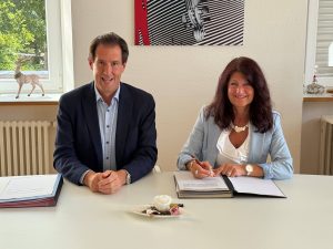Felix Stiegeler und Bürgermeisterin Sonja Schuchter unterzeichnen den Vertrag für den Verkauf des Sasbachwaldener Glasfasernetzes an den bisherigen Netzbetreiber Stiegeler.