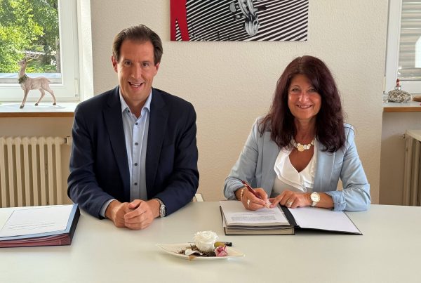 Felix Stiegeler und Bürgermeisterin Sonja Schuchter unterzeichnen den Vertrag für den Verkauf des Sasbachwaldener Glasfasernetzes an den bisherigen Netzbetreiber Stiegeler.