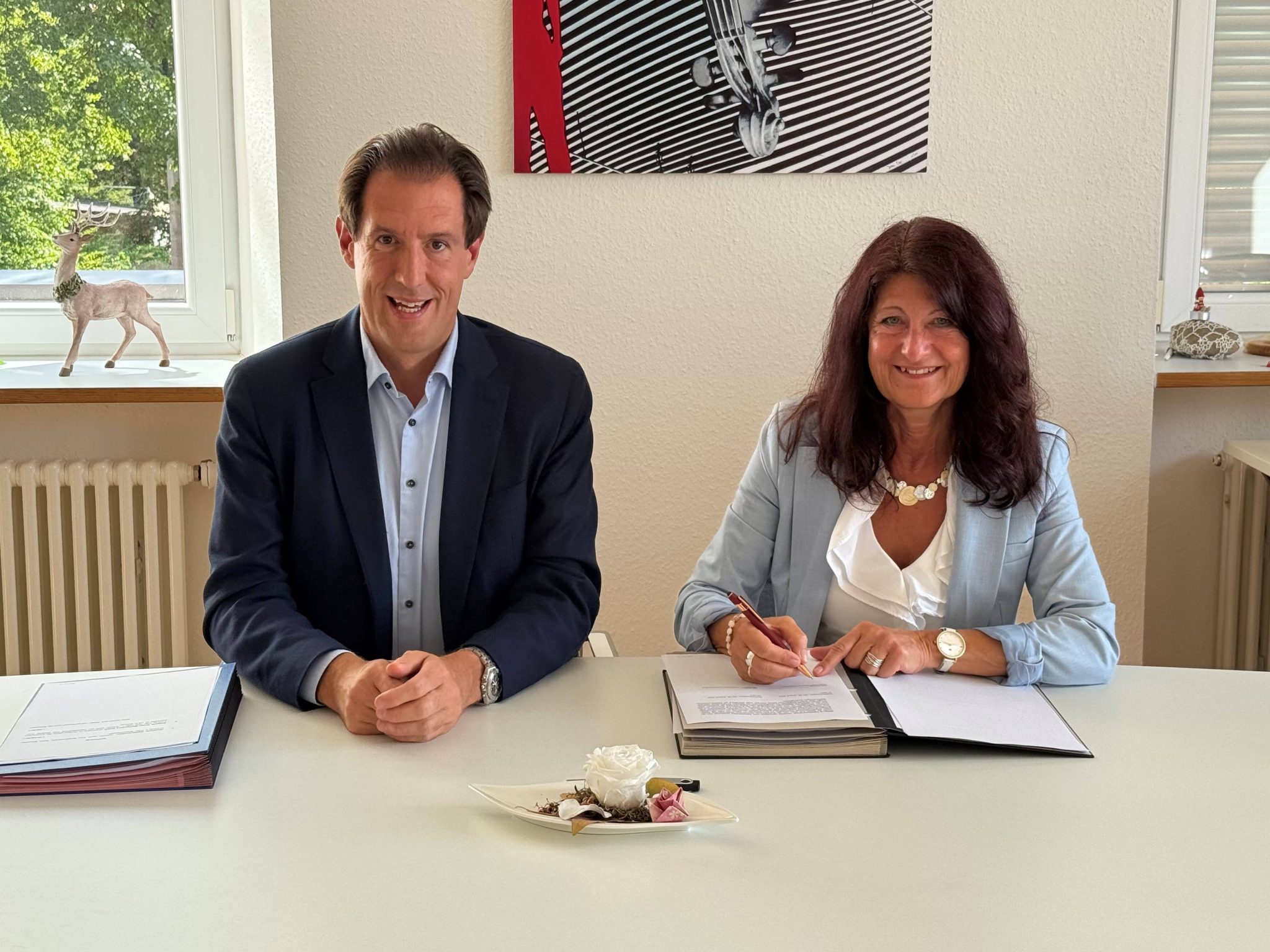 Felix Stiegeler und Bürgermeisterin Sonja Schuchter unterzeichnen den Vertrag für den Verkauf des Sasbachwaldener Glasfasernetzes an den bisherigen Netzbetreiber Stiegeler.