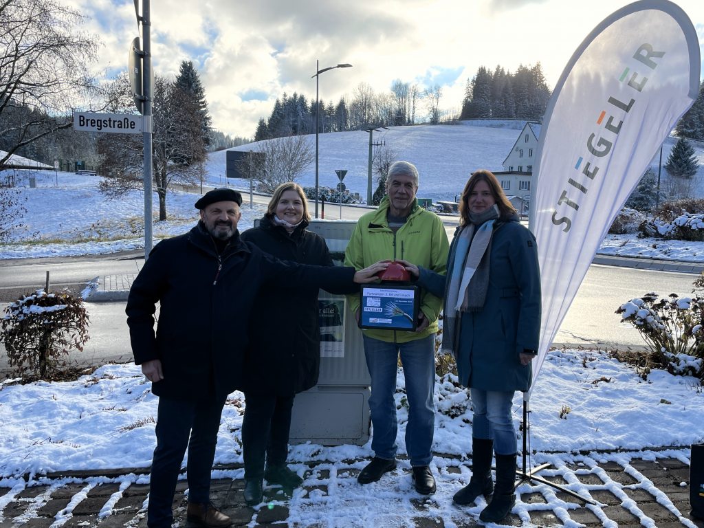 Vertreter der Gemeinde, des Netzbetreibers Stiegeler und des Zweckverbands Breitbandversorgung Schwarzwald-Baar drücken symbolisch auf einen roten Knopf zur Inbetriebnahme des Glasfasernetzes in Furtwangen.