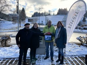Vertreter der Gemeinde, des Netzbetreibers Stiegeler und des Zweckverbands Breitbandversorgung Schwarzwald-Baar drücken symbolisch auf einen roten Knopf zur Inbetriebnahme des Glasfasernetzes in Furtwangen.