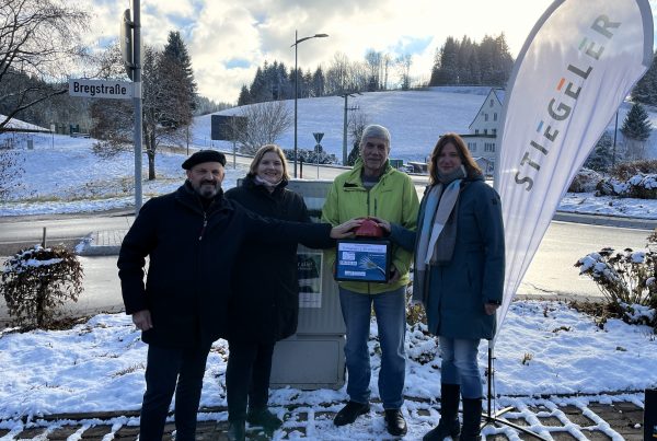 Vertreter der Gemeinde, des Netzbetreibers Stiegeler und des Zweckverbands Breitbandversorgung Schwarzwald-Baar drücken symbolisch auf einen roten Knopf zur Inbetriebnahme des Glasfasernetzes in Furtwangen.