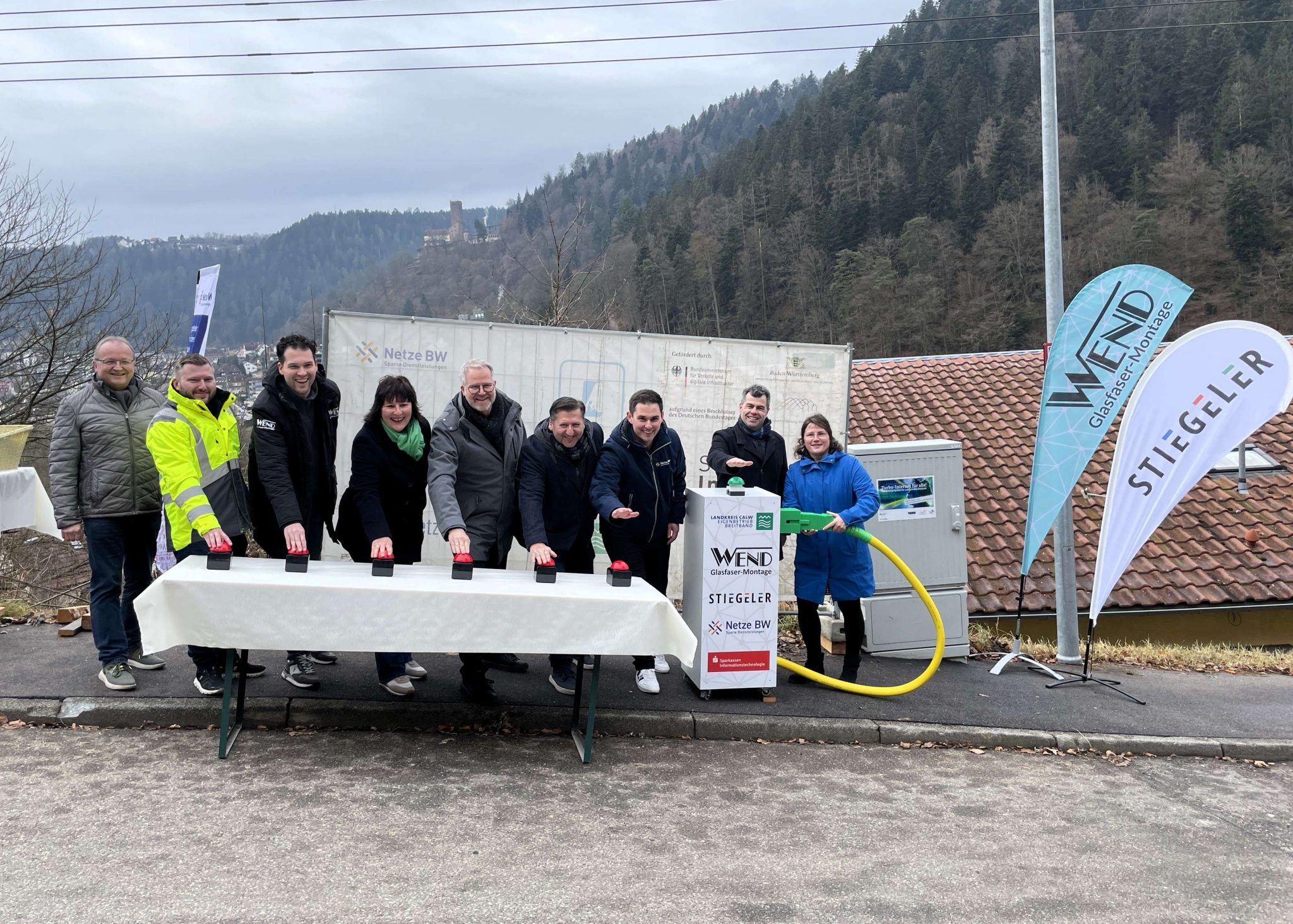 Vertreter der Gemeinde, des Landkreises, der Baufirmen und der Netzbetreiber nehmen das Glasfasernetz in Bad Liebenzell in Betrieb.