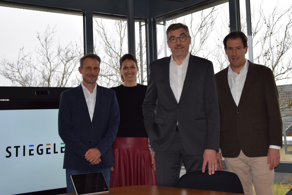 Das Bild zeigt die Stiegeler-Geschäftsführung Alexander Siebnich, Marina Stiegeler und Felix Stiegeler mit dem neuen COO Sven Reupke.