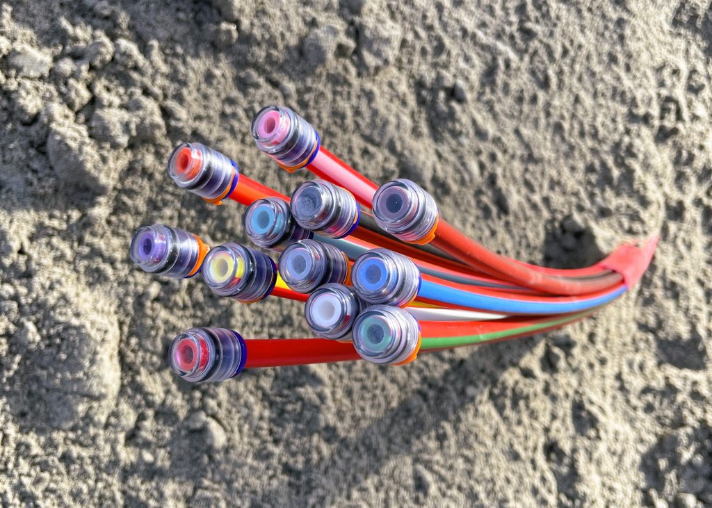 Das Bild zeigt Glasfaser-Leerrohre beim Ausbau. Durch Open Access können mehrere Anbieter ihre Tarife auf derselben Infrastruktur anbieten.