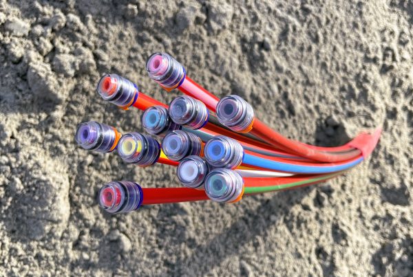 Das Bild zeigt Glasfaser-Leerrohre beim Ausbau. Durch Open Access können mehrere Anbieter ihre Tarife auf derselben Infrastruktur anbieten.