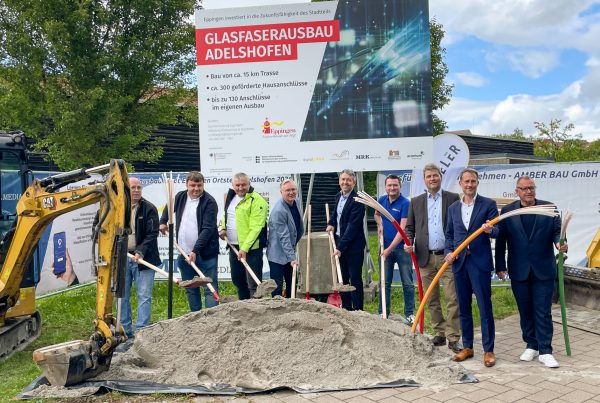 Vertreter der Gemeinde, der Baufirmen und des Netzbetreibers Stiegeler eröffnen mit dem Spatenstich den Glasfaserausbau in Eppingen-Adelshofen.