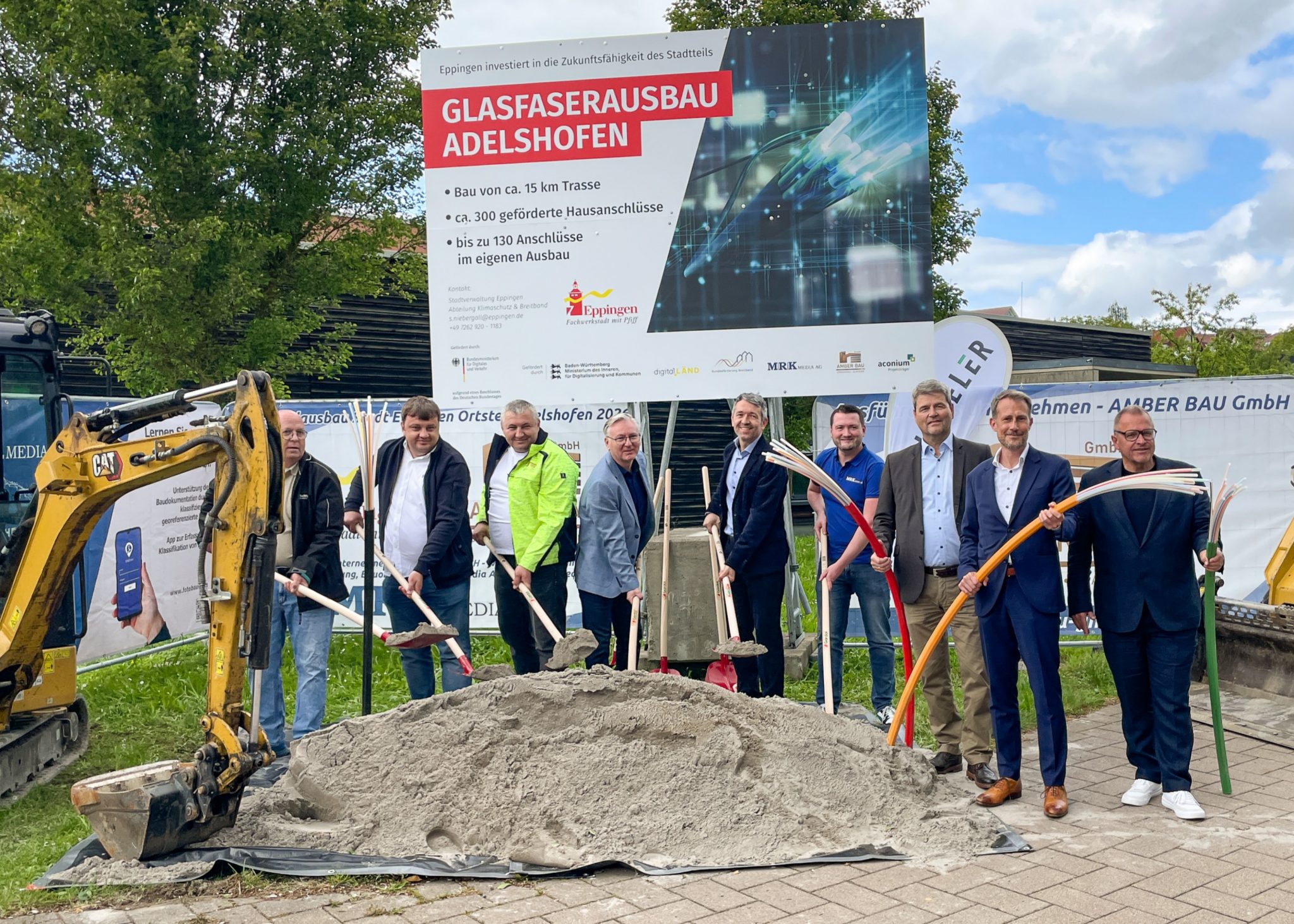 Vertreter der Gemeinde, der Baufirmen und des Netzbetreibers Stiegeler eröffnen mit dem Spatenstich den Glasfaserausbau in Eppingen-Adelshofen.