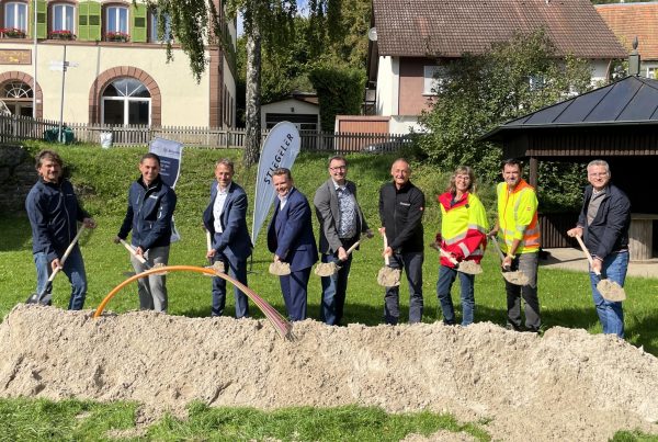 Vertreter der Netze BW, Stiegeler Geschäftsführer Alexander Siebnich, Bürgermeister Ralph Zimmermann, Ortsvorsteher Theo Walz, Stiegeler Vertriebsleiter Uwe Fries, Monika Mitzkat von den Stadtwerken Horb und Vertreter der Baufirma Turom beim Spatenstich zur Eröffnung des Strom- und Glasfaserausbaus in Horb-Dettlingen.