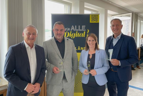 Stiegeler Vertriebsleiter Uwe Fries, Bürgermeister Markus Keller aus Blumberg, Bürgermeisterin Lisa Hengstler aus Gütenbach und Bürgermeister Michael Schmitt aus Brigachtal bei der Verleihung der Awards "Gigabitkommunen@BW“.